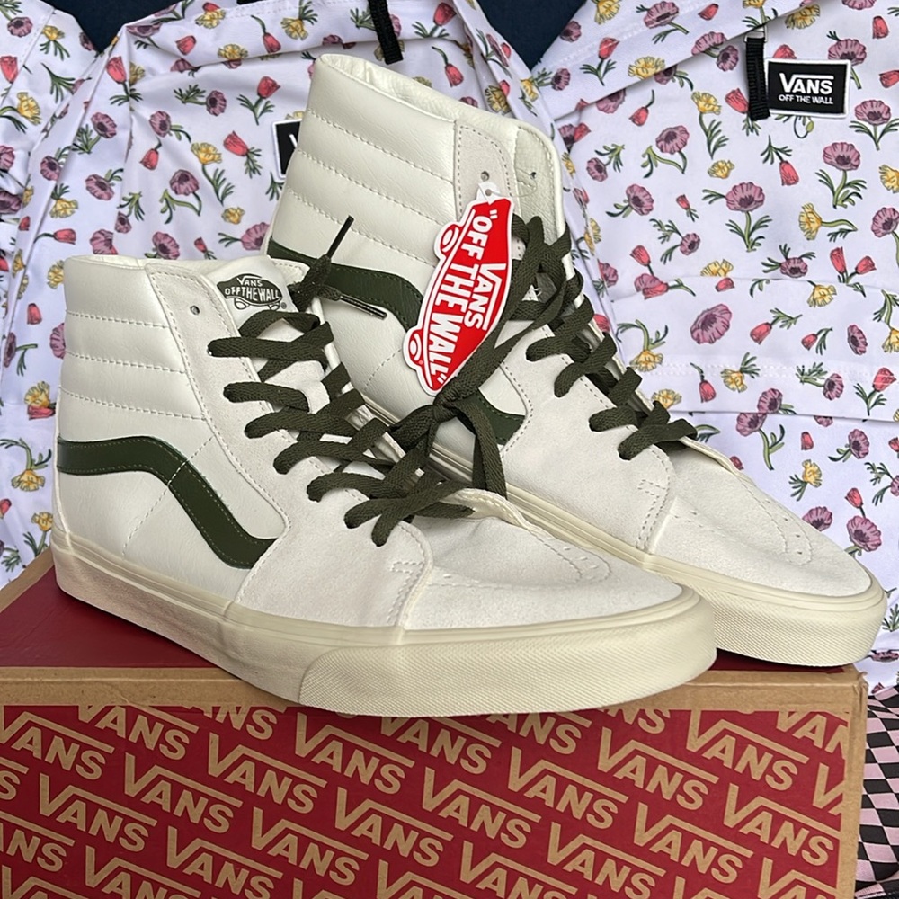 Vans Women’s Sk8-Hi
Vintage Pop Marshmallow/True White 
VN0A4BVTR2S
Sneakers - Picture 6 of 16